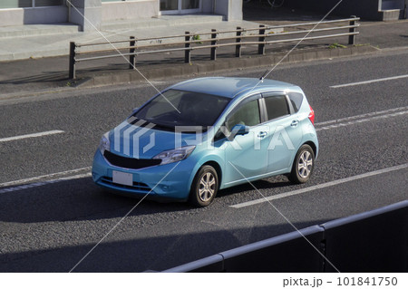 コンパクトカー　道路走行 101841750