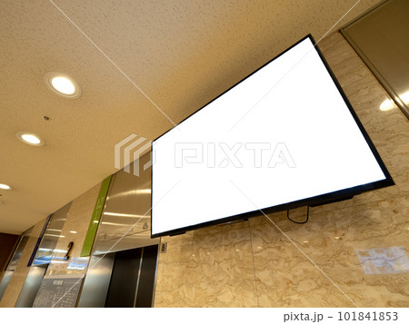 エレベーターホールに設置されたデジタルサイネージ エレベーターホールに設置されたデジタルサイネージ 101841853