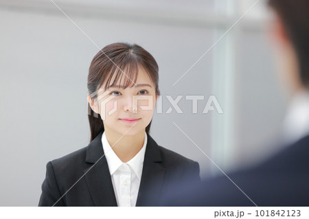 就活_面接試験を受ける女性_クローズアップ1 就活_面接試験を受ける女性_クローズアップ1 101842123