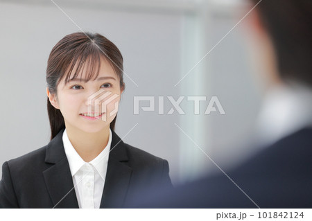 就活_面接試験を受ける笑顔の女性_クローズアップ1 101842124