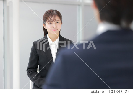 就活_面接試験を受ける女性_1 101842125