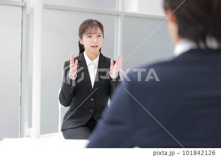 面接_身振りを交え話す女性_1 101842126