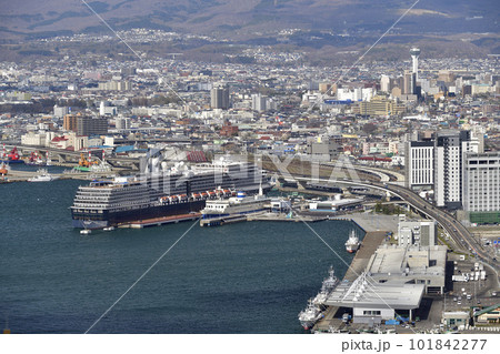 春の北海道函館市函館港に寄港停泊中のクルーズ船ウエステルダム号の風景を函館山から撮影 春の北海道函館市函館港に寄港停泊中のクルーズ船ウエステルダム号の風景を函館山から撮影 101842277
