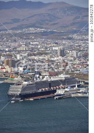 春の北海道函館市函館港に寄港停泊中のクルーズ船ウエステルダム号の風景を函館山から撮影 101842278