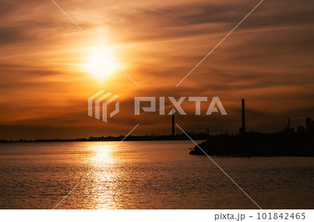 夕暮れ時のオンタリオ湖畔 101842465