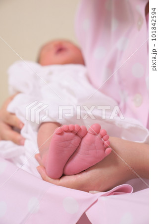 生まれたての赤ちゃんの小さな足と母親 生まれたての赤ちゃんの小さな足と母親 101842594