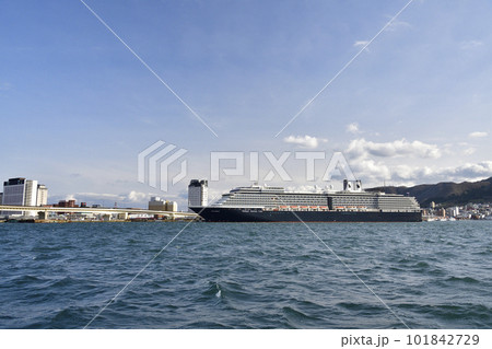 春の北海道函館市函館港に寄港停泊中のクルーズ船ウエステルダム号の風景を撮影 春の北海道函館市函館港に寄港停泊中のクルーズ船ウエステルダム号の風景を撮影 101842729