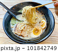 豚骨ラーメンを食べているところ 101842749