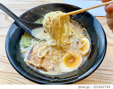 豚骨ラーメンを食べているところ 101842749