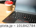ノートパソコンブラックとコーヒー 101842784