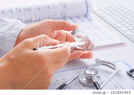バイアル瓶を持つ男性医師 101842943