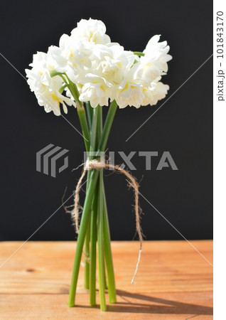 テーブルの上の白い房咲きスイセンの花束　　　 　 101843170