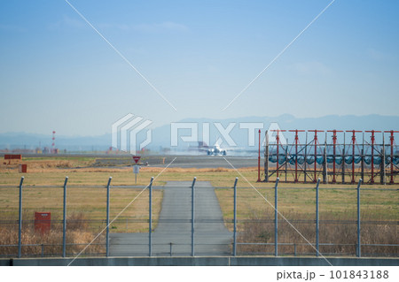 【京浜島緑道公園から見たA滑走路16Rに着陸】 101843188