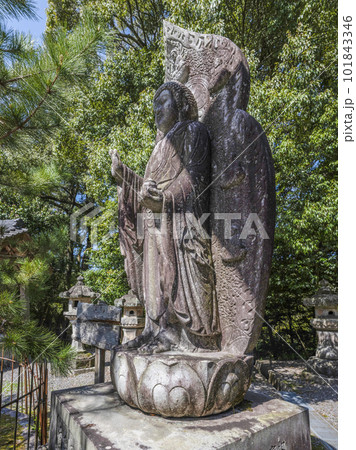 瀧山寺（岡崎市）境内の薬師如来石像 101843346