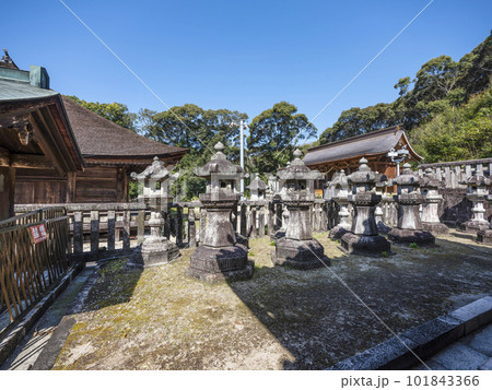 滝山東照宮（岡崎市）葵御紋石灯籠 101843366