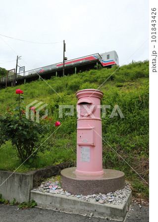 岩手　大船渡　丸ポストのある風景（三陸鉄道恋し浜駅） 101843426