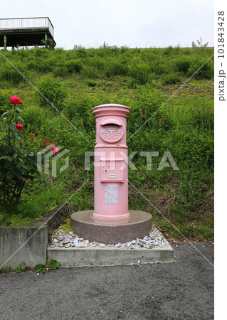 岩手　大船渡　丸ポストのある風景（三陸鉄道恋し浜駅） 101843428