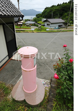 岩手　大船渡　丸ポストのある風景（三陸鉄道恋し浜駅） 101843431