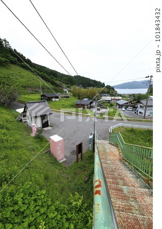 岩手　大船渡　丸ポストのある風景（三陸鉄道恋し浜駅） 101843432