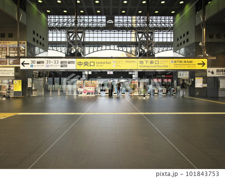 早朝のJR京都駅烏丸口 101843753