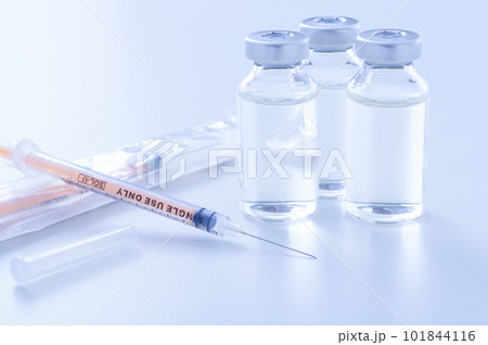 注射器とバイアル瓶 101844116
