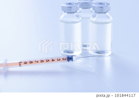 注射器とバイアル瓶 注射器とバイアル瓶 101844117