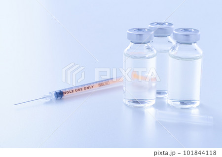 注射器とバイアル瓶 101844118