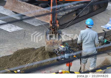 排水管取替工事　道路掘削と復旧工事風景 101844820
