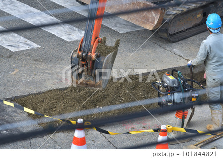 排水管取替工事　道路掘削と復旧工事風景 101844821