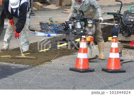 排水管取替工事 道路掘削と復旧工事風景 排水管取替工事 道路掘削と復旧工事風景 101844824
