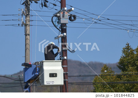 電気工事　引き込み幹線の接続工事風景 101844825