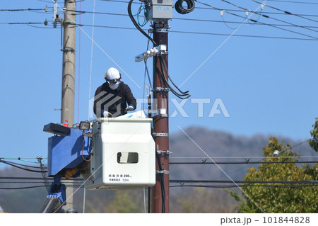 電気工事　引き込み幹線の接続工事風景 101844828