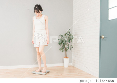 体重計に乗るスリムなアジア人女性(ダイエット・痩身イメージ) 101844830
