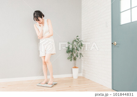 体重計に乗るスリムなアジア人女性(ダイエット・痩身イメージ) 101844831