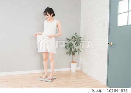 体重計に乗るスリムなアジア人女性(ダイエット・痩身イメージ) 101844832