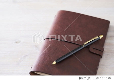 革表紙の手帳、黒色のペン 101844850