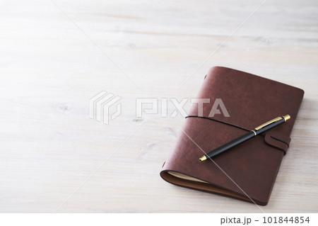革表紙の手帳、黒色のペン 革表紙の手帳、黒色のペン 101844854