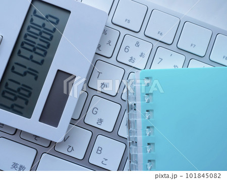 青い手帳とキーボード、電卓のビジネスイメージ  101845082