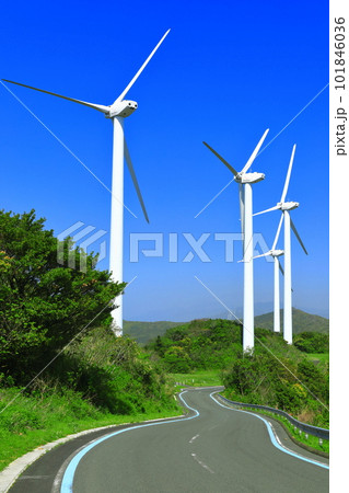 【愛媛県】佐田岬半島　せと風の丘パークの風車（再生可能エネルギー） 101846036