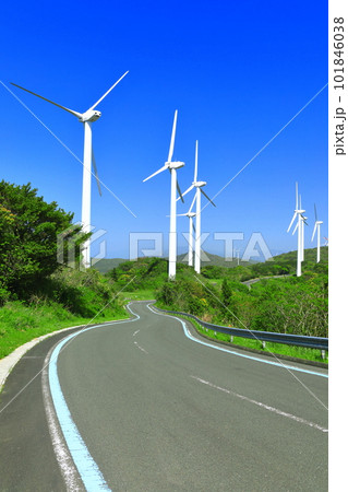 【愛媛県】佐田岬半島　せと風の丘パークの風車（再生可能エネルギー） 101846038