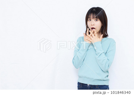 白い背景の前で驚いている30代の女性 白い背景の前で驚いている30代の女性 101846340