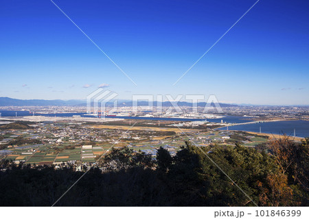 蔵王山展望台から豊橋港と豊橋市 101846399