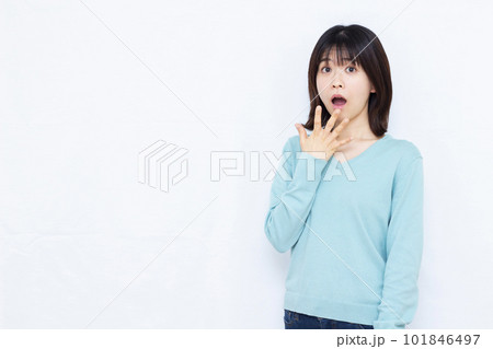 白い背景の前でビックリしている30代の女性 白い背景の前でビックリしている30代の女性 101846497
