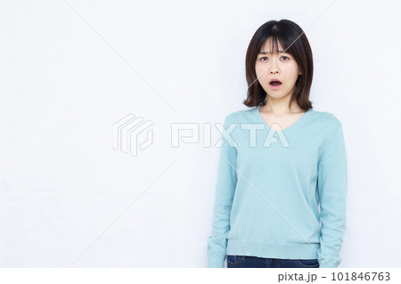 白い背景の前でビックリしている30代の女性 101846763