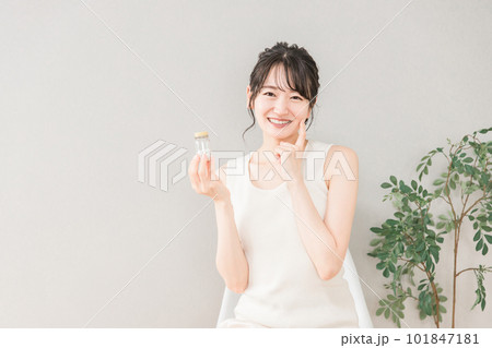 薬・サプリメントの瓶を持つ笑顔のアジア人女性 薬・サプリメントの瓶を持つ笑顔のアジア人女性 101847181