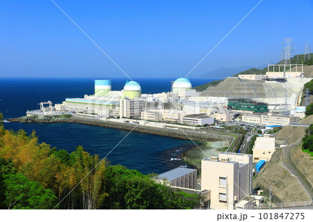 【愛媛県】快晴下の伊方原子力発電所 101847275