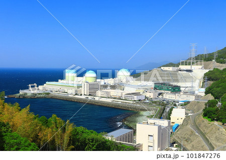 【愛媛県】快晴下の伊方原子力発電所 101847276