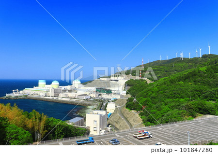 【愛媛県】快晴下の伊方原子力発電所と風力発電 101847280