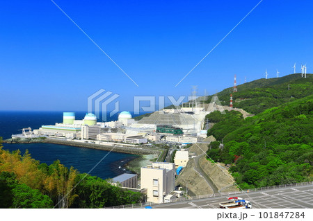 【愛媛県】快晴下の伊方原子力発電所と風力発電 101847284