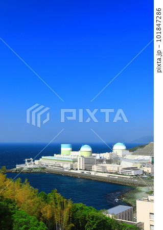 【愛媛県】快晴下の伊方原子力発電所 101847286